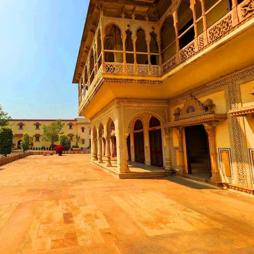 City Palace is a sprawling complex of palaces, gardens, and courtyards. It is the former residence of the Maharaja of Jaipur bilding (1)