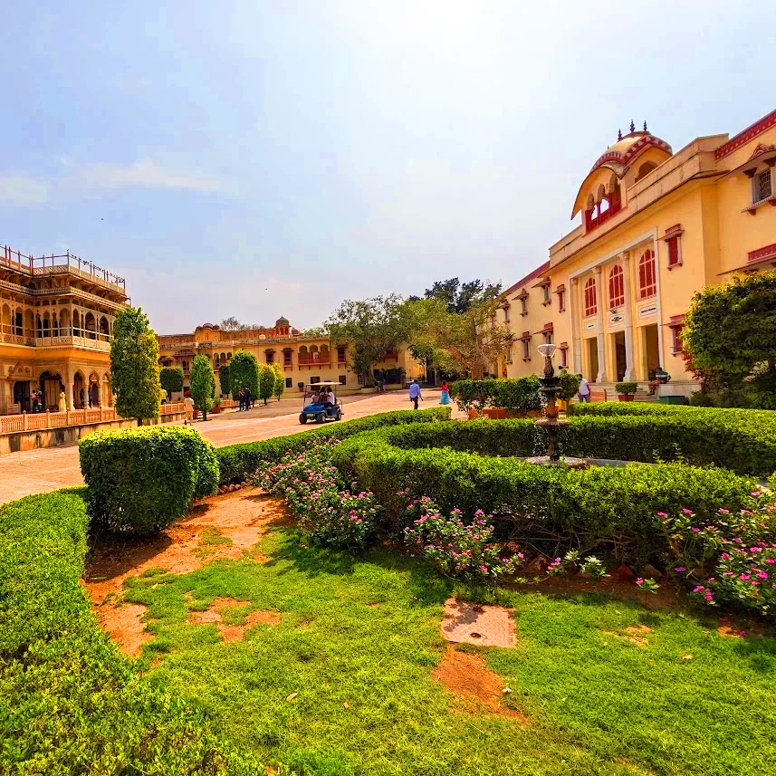 City Palace is a sprawling complex of palaces, gardens, and courtyards. It is the former residence of the Maharaja of Jaipur garden (1)
