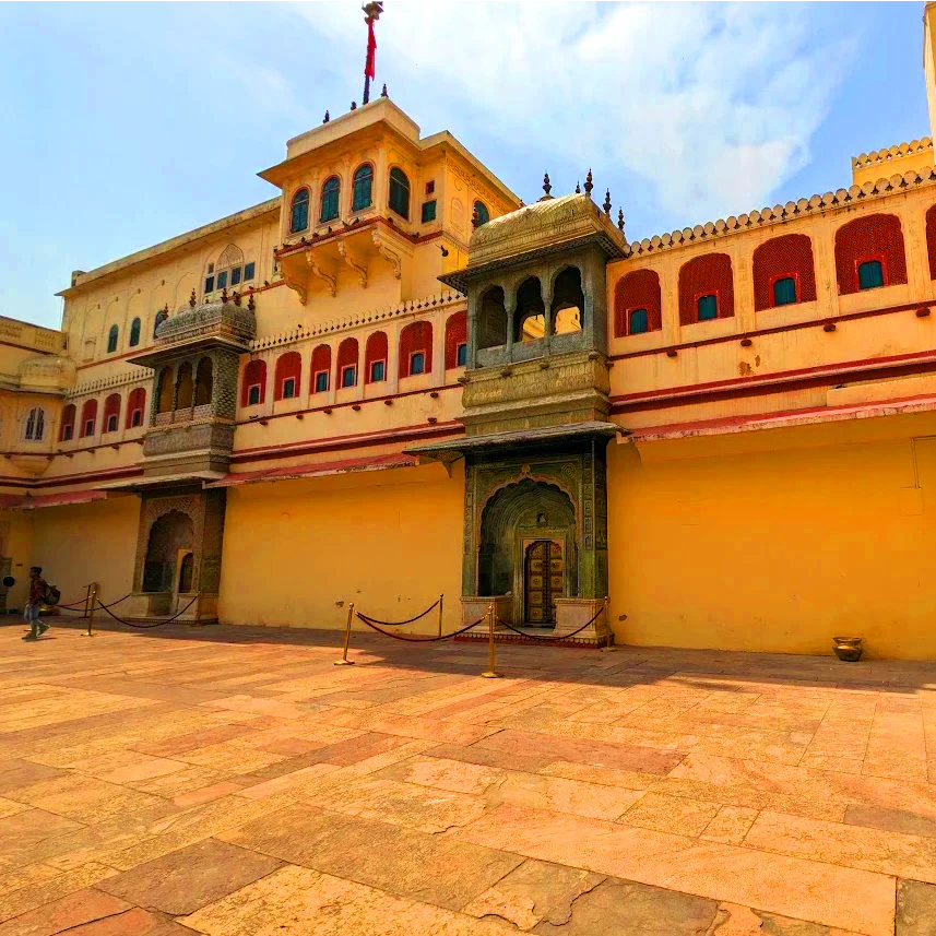 City Palace is a sprawling complex of palaces, gardens, and courtyards. It is the former residence of the Maharaja of Jaipur jewl entrance (1)