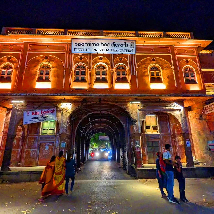 Jaipur India streets car tunnel (1)