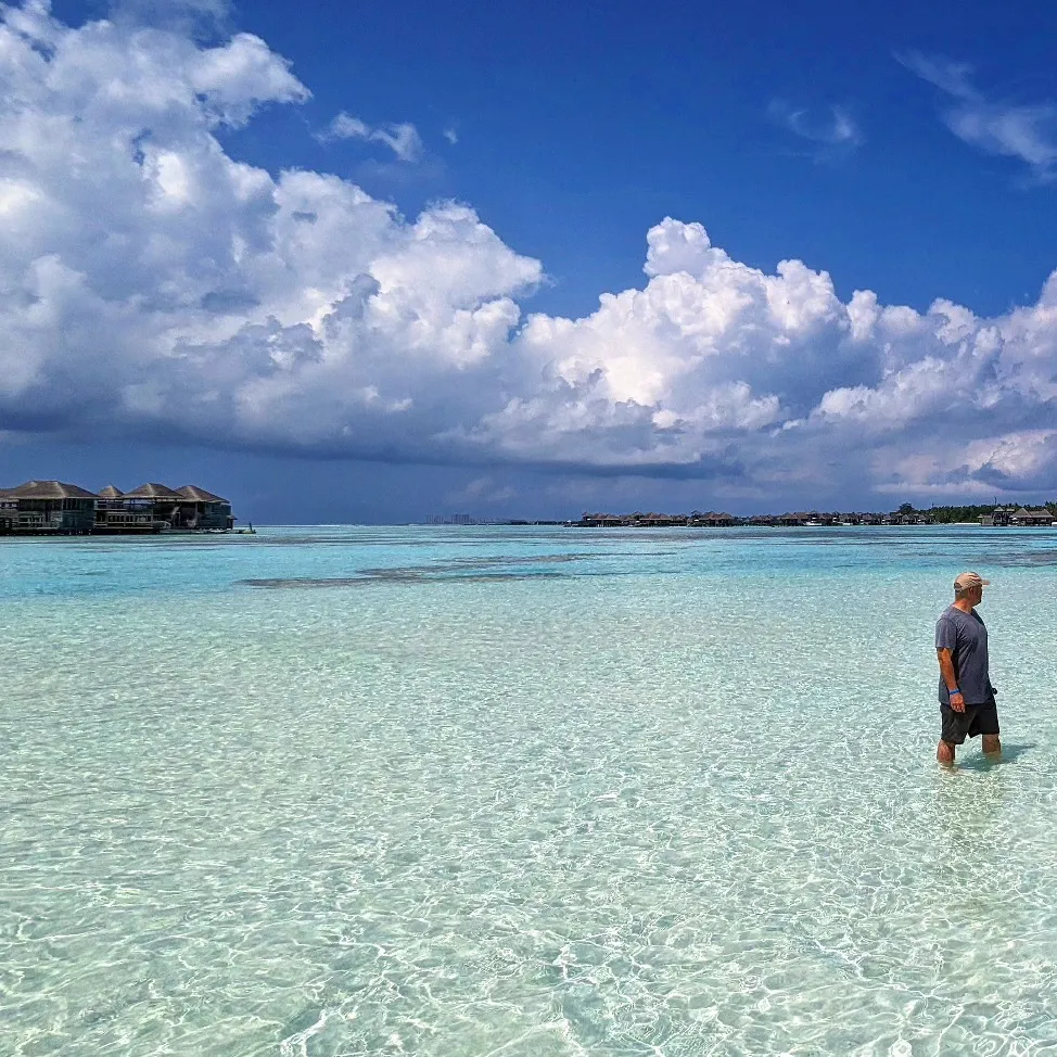 Maldives - Islands isaac in shallow water